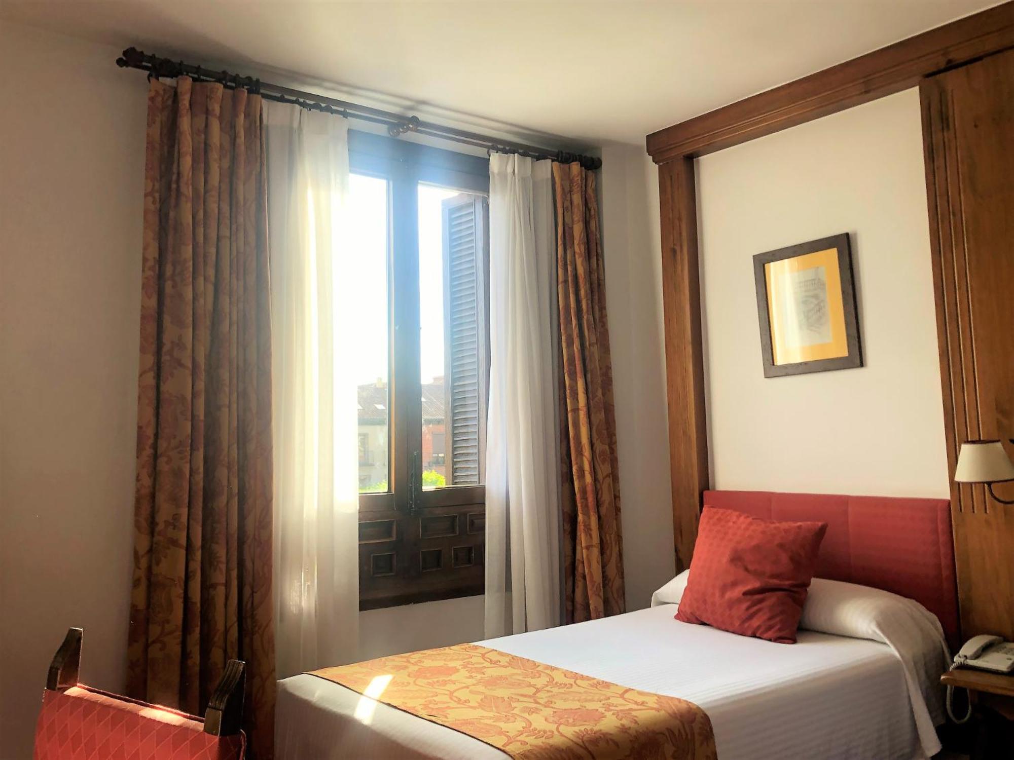 Hotel El Bedel Alcalá de Henares Zimmer foto